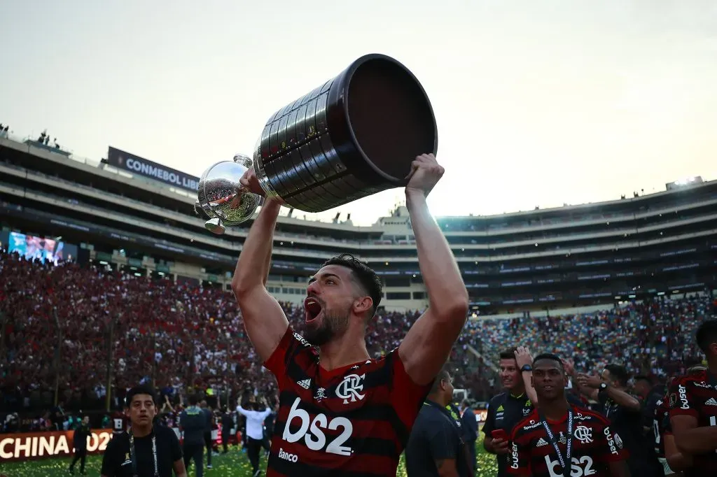 Pablo Mari, do Flamengo, ergue o troféu após a vitória durante a partida final da Copa Libertadores da América 2019 entre Flamengo e River Plate, no Estádio Monumental, em 23 de novembro de 2019, em Lima, Peru. Foto: Daniel Apuy/Getty Images