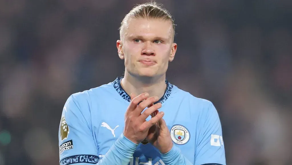 Haaland, ligado ao Real Madrid, em campo com o City (Photo by Alex Pantling/Getty Images)