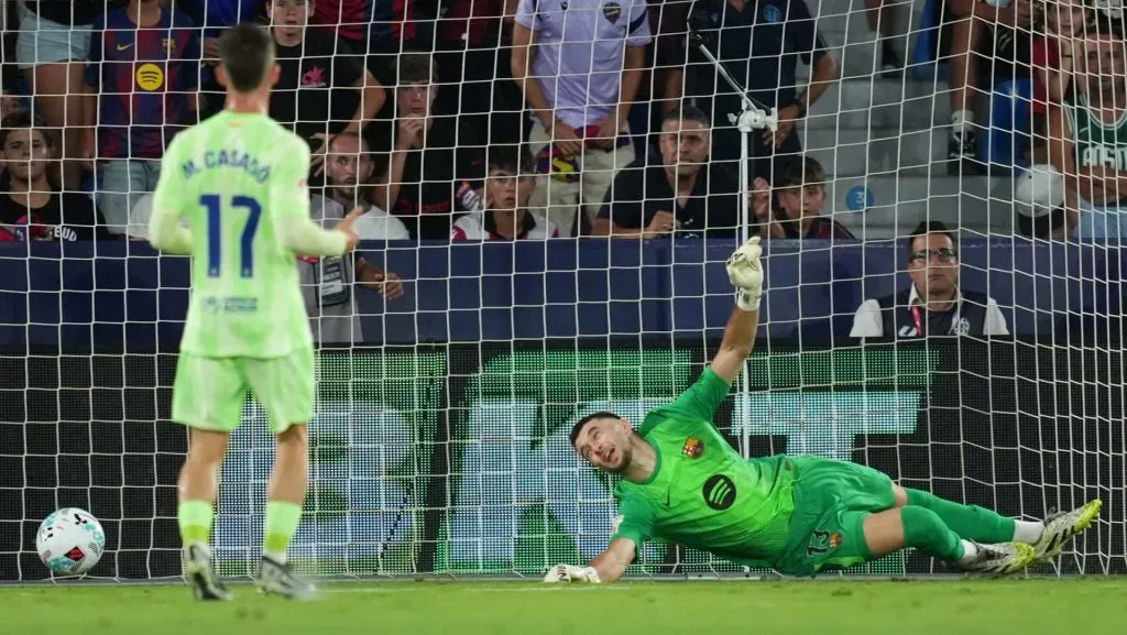 O goleiro recém-contratado do Barcelona manteve a meta intacta por 106 minutos antes de sofrer o primeiro gol da temporada 2025-26, marcado por Iván Romero. (Photo by Alex Caparros/Getty Images)