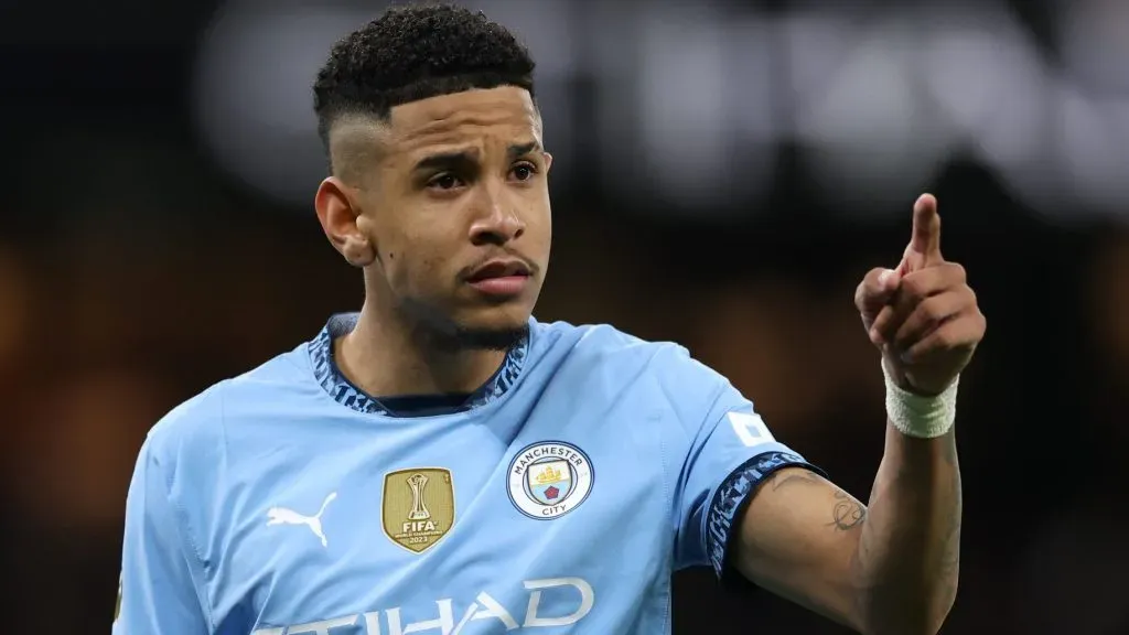 Savinho, em campo, de camisa azul do City