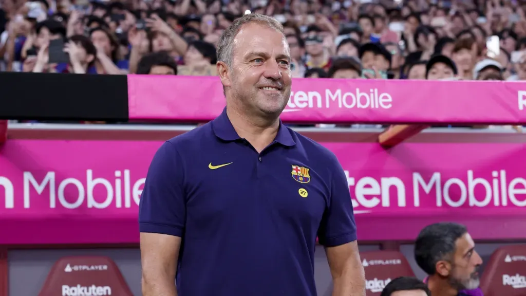 Hansi Flick sorri durante jogo do Barcelona (Foto: Paul Miller/Getty Images)