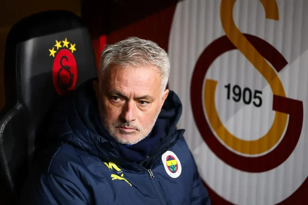 José Mourinho no banco de reservas. (Photo by Ahmad Mora/Getty Images)