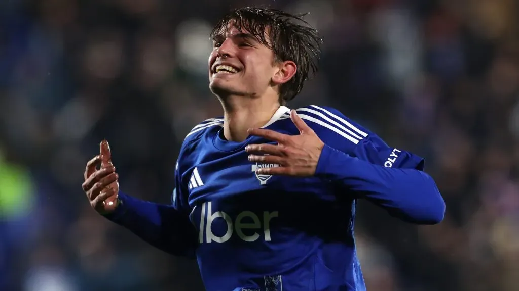 Nico Paz em jogo do Como 1907. Foto: Marco Luzzani/Getty Images
