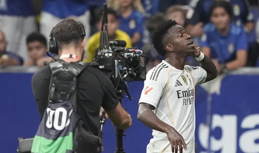 Entre gestos polêmicos para a torcida e críticas veladas de colegas, Vinicius divide opiniões sobre sua maturidade e papel no time. (Photo by Juan Manuel Serrano Arce/Getty Images)