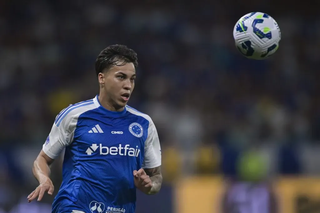Kaio Jorge, em campo, com a camisa azul e branca e espera estar na convocação da seleção brasileira