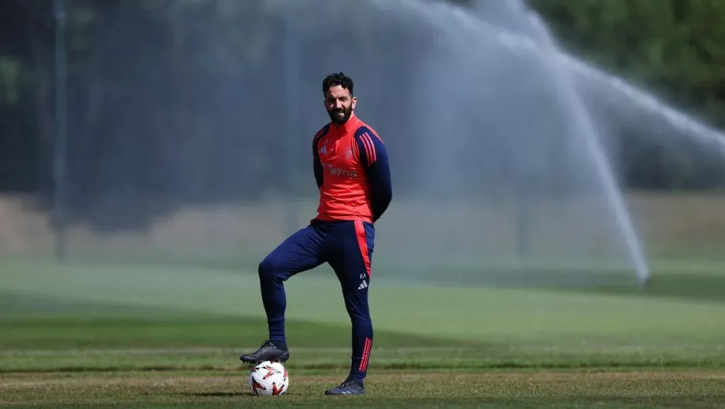 Ruben Amorim observa durante um trein. Foto de Alex Livesey/Getty Images