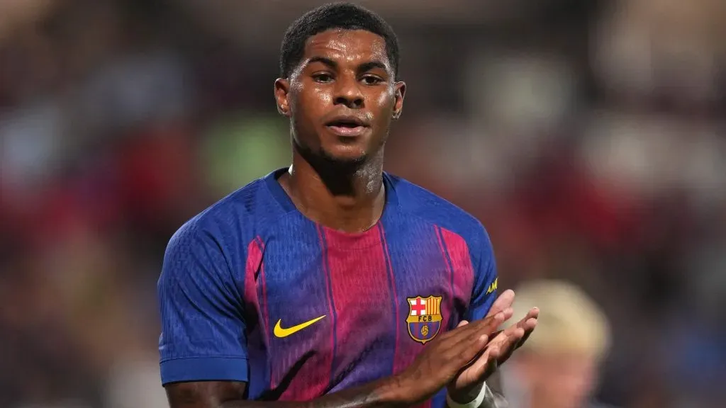 Rashford, em campo, com a camisa azul e vermelha do Barcelona. (Foto: Alex Caparros/Getty Images)