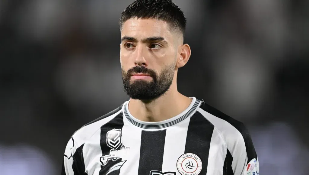 Carrasco, em campo, com camisa preta e branca do Al-Shabab. Ele é alvo do Flamengo (Photo by Michael Regan/Getty Images)