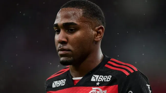 Lorran, em campo, com a camisa vermelha e preta do Flamengo. Foto: Thiago Ribeiro/AGIF