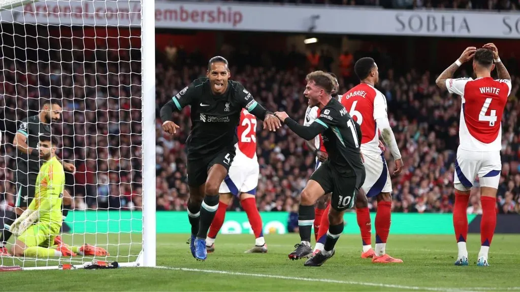 Van Dijk deixou sua marca no penúltimo clássico contra o Arsenal (Foto: Alex Pantling/Getty Images)