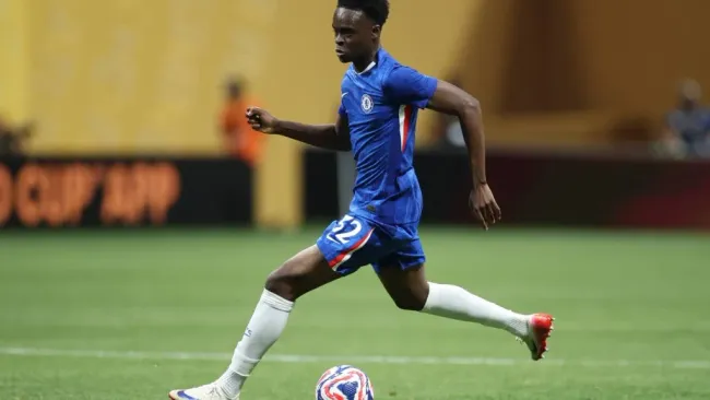 Tyrique George controla a bola durante a partida. Foto: Alex Grimm/Getty Images