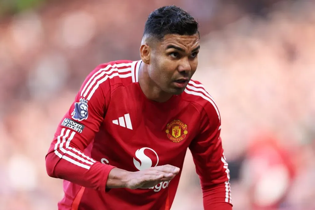 Casemiro corre em campo