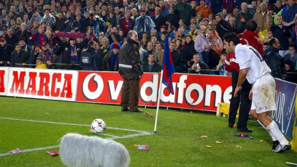 Figo enfrentando o Barcelona vestindo a camisa do Real Madrid. Foto: Firo Foto/Getty Images