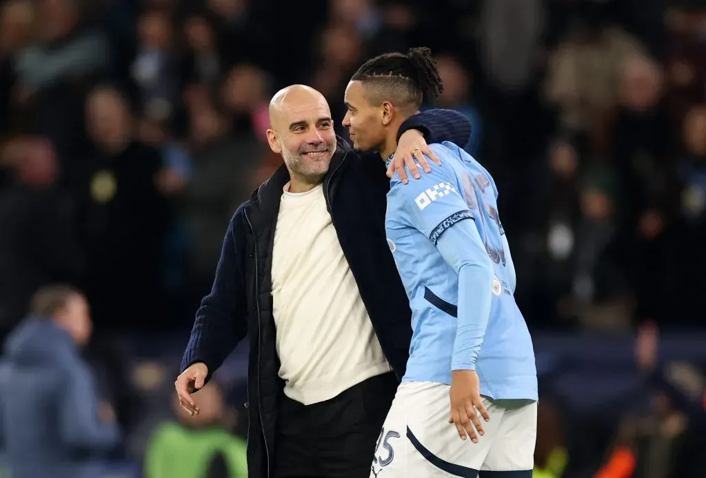 Guardiola e Akanji pelo Manchester City. Jogador tem sido alvo de pelo menos três clubes: Galatasaray, Milan e Crystal Palace (Photo by Carl Recine/Getty Images)