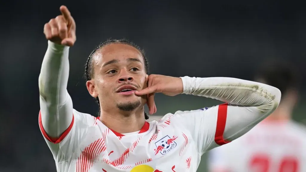 Xavi Simons em campo pelo RB Leipzig durante partida oficial, alvo do Chelsea