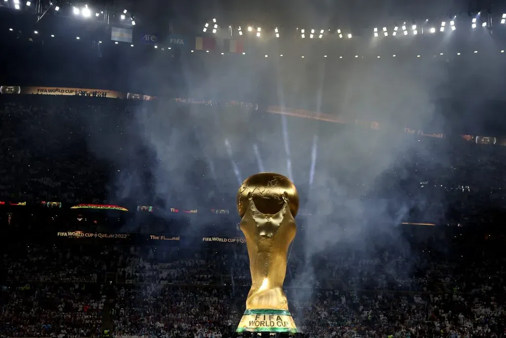 Taça da Copa do Mundo de 2022. Argentina venceu a França e hoje, é líder na classificação das Eliminatórias (Foto: ulian Finney/Getty Images)