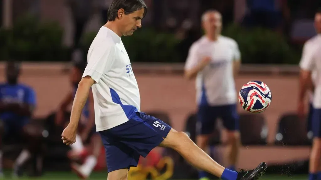 Simone Inzaghi controla uma bola de futebol durante o treinamento. Foto de Richard Pelham/Getty Images