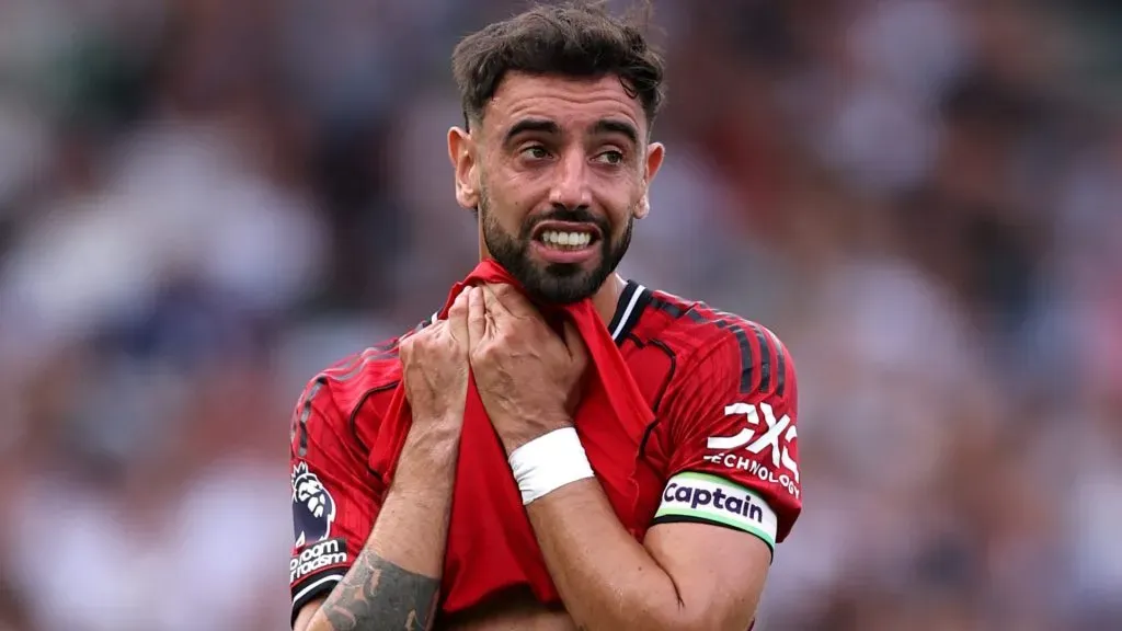 Bruno Fernandes com a camisa vermelha em campo