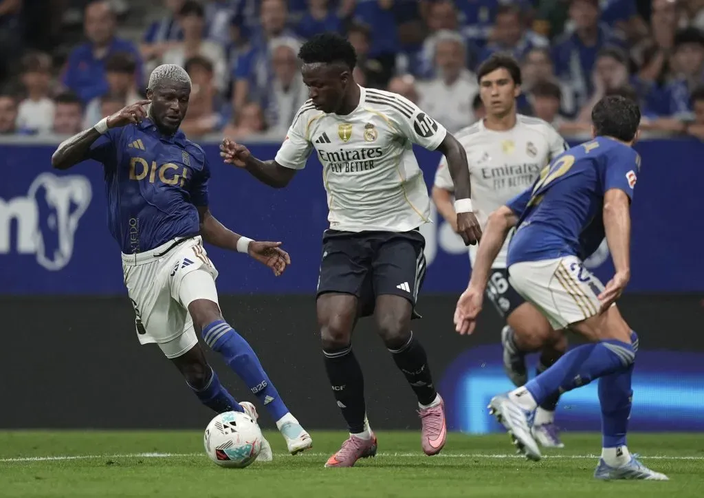 Vinícius Júnior do Real Madrid é desafiado por Kwasi Sibo do Real Oviedo durante a partida LaLiga EA Sports entre Real Oviedo e Real Madrid CF em Carlos Tartiere em 24 de agosto de 2025 em Oviedo, Espanha. Foto: Juan Manuel Serrano Arce/Getty Images