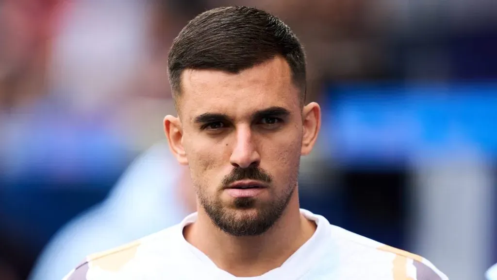 Ceballos, de camisa branca e detalhes laranja