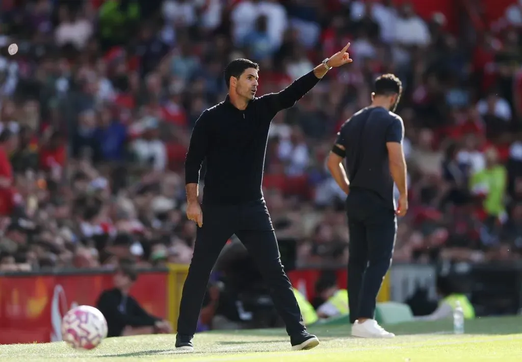 Mikel Arteta, técnico do Arsenal, gesticula durante a partida da Premier League entre Manchester United e Arsenal, no Old Trafford, em 17 de agosto de 2025, em Manchester, Inglaterra. Foto: Stu Forster/Getty Images