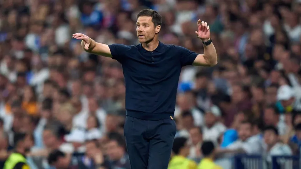 Sob o comando de Xabi Alonso, a equipe aposta no talento de seus jovens e no protagonismo de estrelas como Vinicius e Mbappé para seguir firme antes da pausa internacional. (Photo by Angel Martinez/Getty Images)
