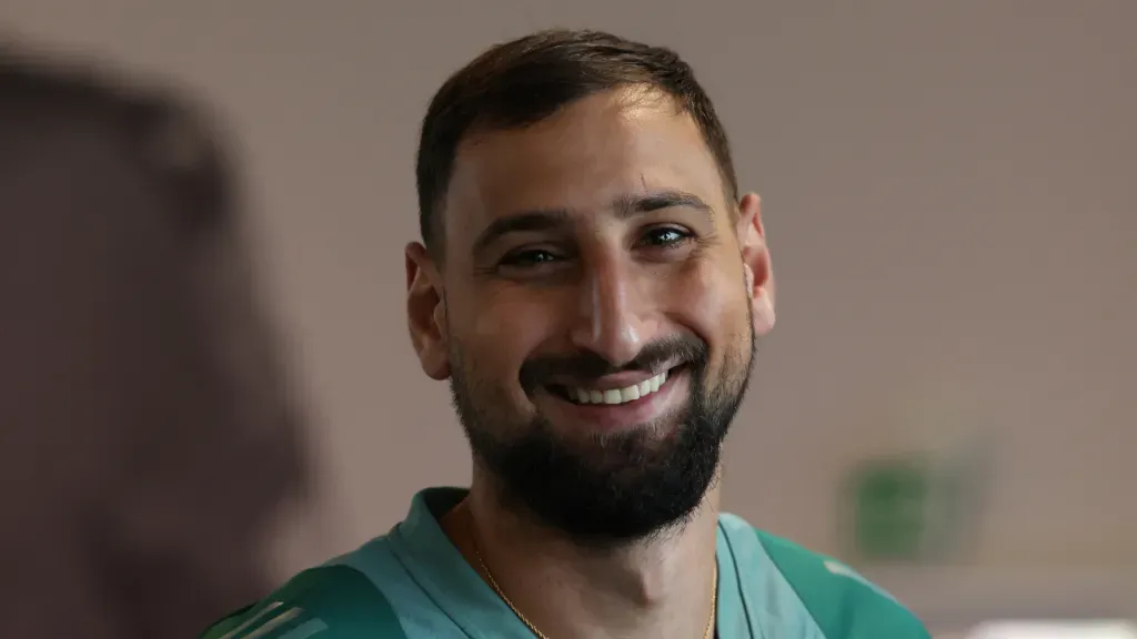 Gianluigi Donnarumma sorrindo com a camisa da Seleção Italiana (Foto: Claudio Villa/Getty Images)