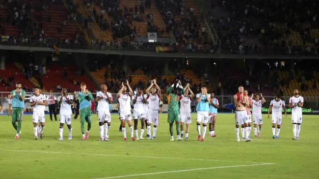 Jogadores do Milan comemoram a vitória após a partida da Série A. Foto: Maurizio Lagana/Getty Images