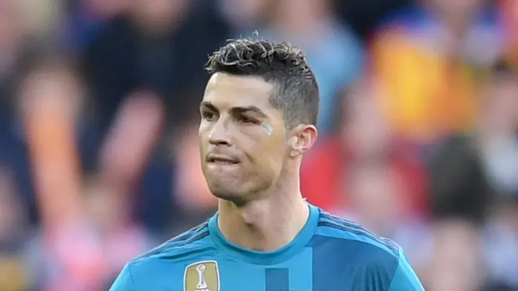 Cristiano Ronaldo, do Real Madrid, comemora ao marcar o primeiro gol de sua equipe durante a partida da La Liga entre Valencia e Real Madrid no Estádio Mestalla, em 27 de janeiro de 2018, em Valencia, Espanha. (Foto de David Ramos/Getty Images)