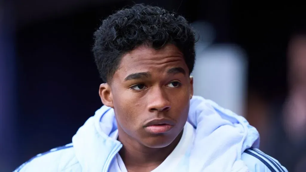 Endrick, com a jaqueta azul clara do Real Madrid