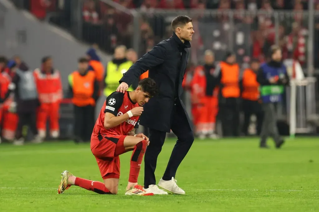 Xabi Alonso, quando técnico do Bayer 04 Leverkusen, consolando Piero Hincapie, também do Bayer 04 Leverkusen, após a partida de ida das oitavas de final da Liga dos Campeões da UEFA 2024/25 entre o FC Bayern München e o Bayer 04 Leverkusen, na Allianz Arena, em 05 de março de 2025, em Munique, Alemanha. Foto: Alexander Hassenstein/Getty Images