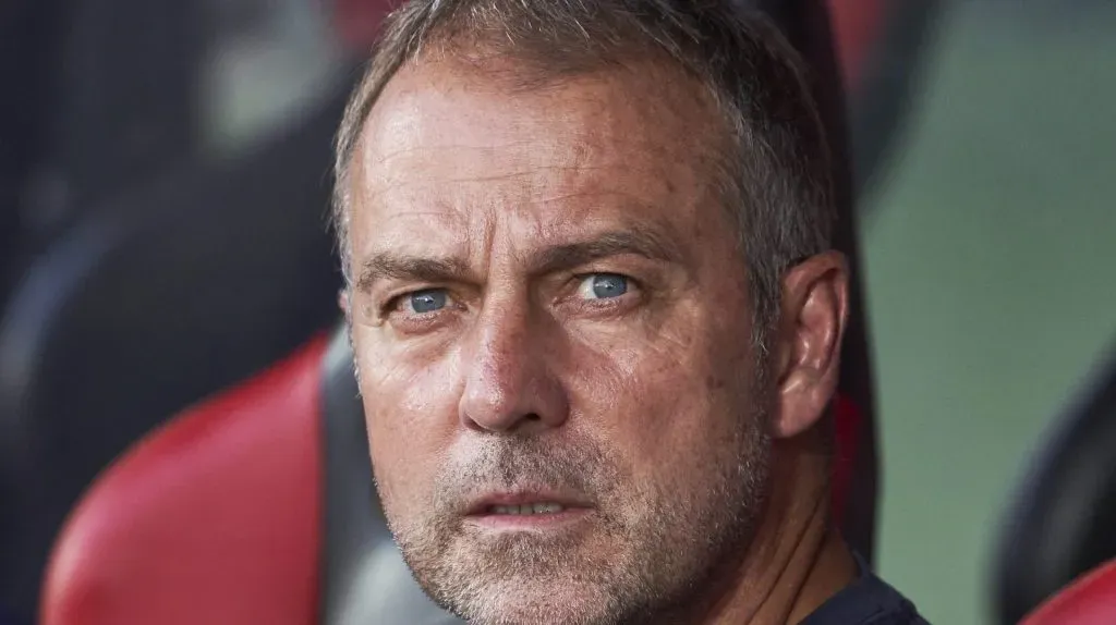 Hansi Flick, treinador do Barcelona, com a camisa azul
