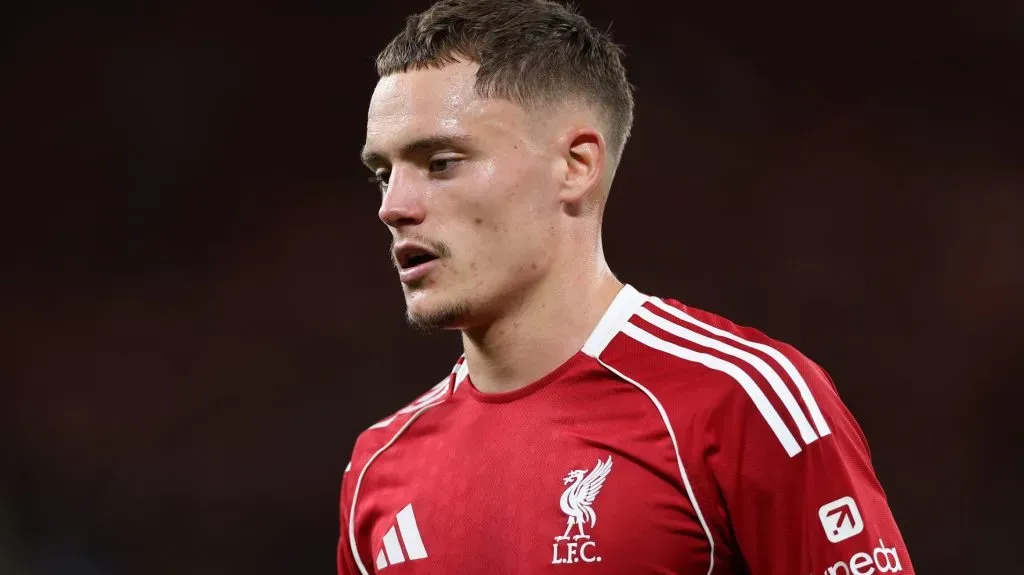 Florian Wirtz, em campo, com a camisa vermelha do Liverpool (Foto: Michael Steele/Getty Images)