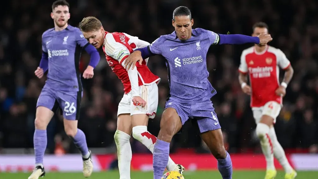 Van Dijk e Odegaard em Liverpool x Arsenal. Foto: Shaun Botterill/Getty Images