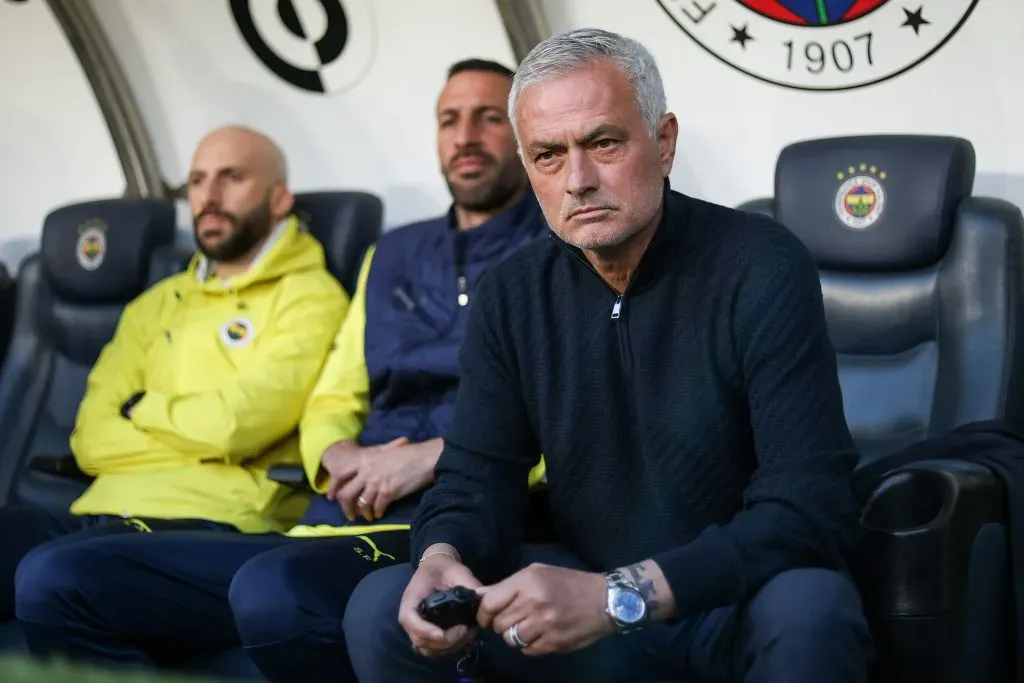 Mourinho no comando do Fenerbahçe. (Photo by Ahmad Mora/Getty Images)
