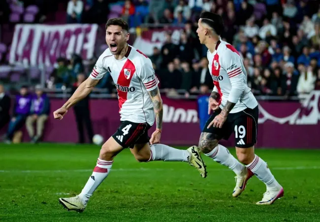 Gonzalo Montiel do River Plate comemora após marcar o primeiro gol do time durante uma partida do Torneo Clausura Betano 2025 entre Lanus e River Plate no Estadio Ciudad de Lanus Nestor Diaz Perez em 25 de agosto de 2025 em Buenos Aires, Argentina. Foto: Marcelo Endelli/Getty Images
