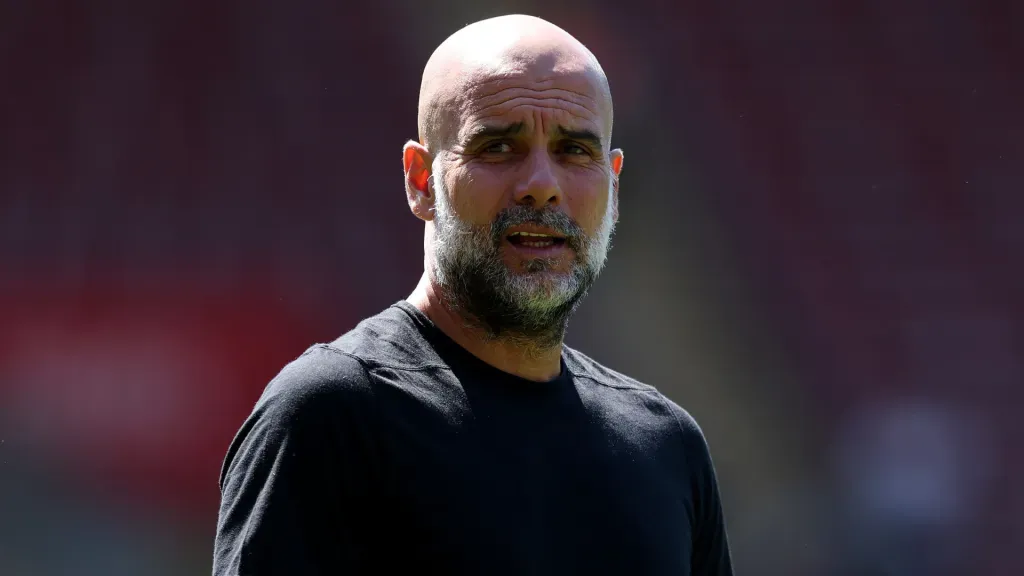 Pep Guardiola, de camisa preta, durante partida do Manchester City (Foto: Michael Steele/Getty Images)