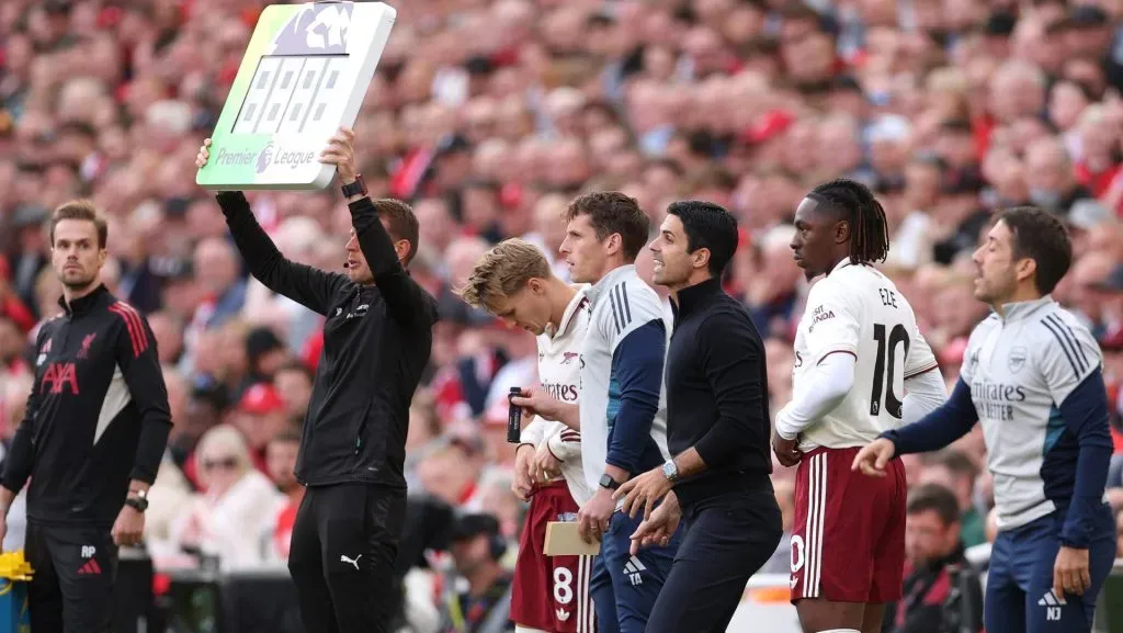 A derrota do Arsenal para o Liverpool por 1 a 0 reacendeu debates sobre as escolhas de Mikel Arteta. (Photo by Alex Pantling/Getty Images)