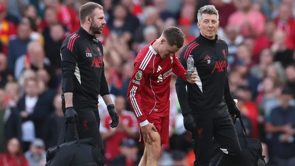 Arne Slot celebrou o resultado, mas demonstrou preocupação com as condições físicas de Wirtz, Konaté e outros jogadores-chave, ressaltando os desafios de manter o elenco competitivo diante da exigência do campeonato. (Photo by Alex Pantling/Getty Images)