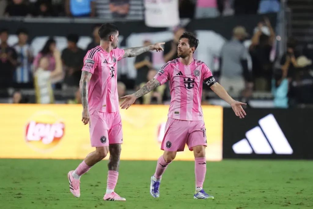Lionel Messi, camisa 10 do Inter Miami CF, reage à torcida após marcar o segundo gol do time durante a semifinal da Copa da Liga Inglesa entre Inter Miami CF e Orlando City no Chase Stadium, em 27 de agosto de 2025, em Fort Lauderdale, Flórida. Foto: Rich Storry/Getty Images