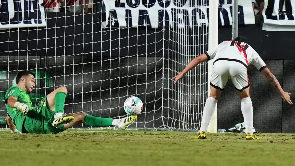 O FC Barcelona não passou do empate em Vallecas diante do Rayo Vallecano, em uma partida marcada por grande atuação defensiva dos visitantes e brilho de Joan García. (Photo by Angel Martinez/Getty Images)