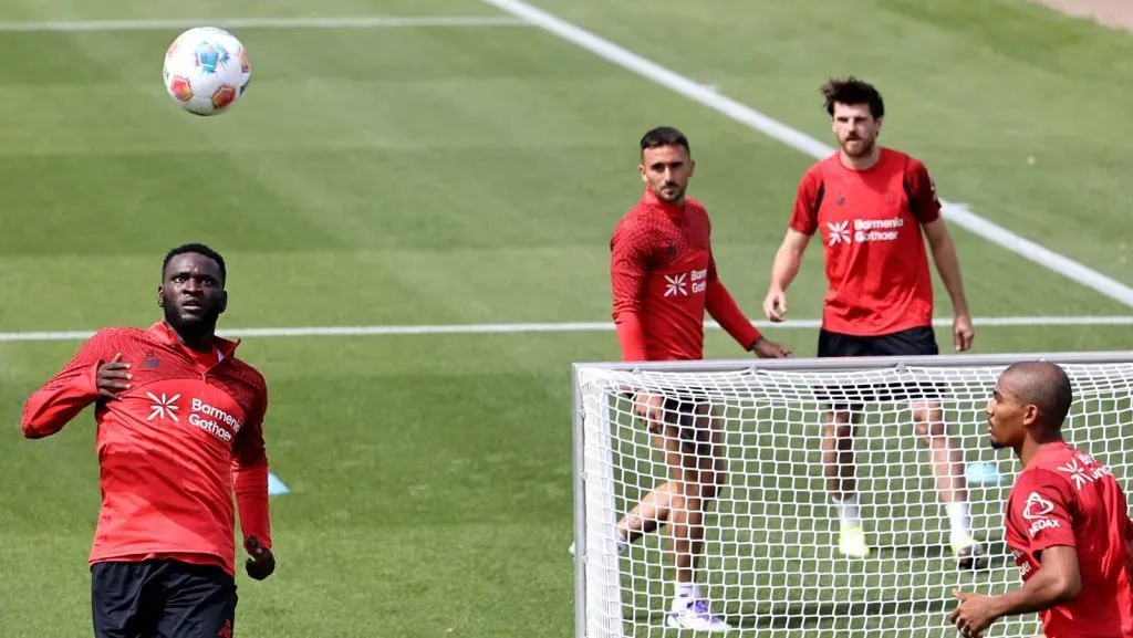 Com velocidade, precisão e contrato longo até 2028, o nigeriano atrai não só os alemães, mas também gigantes europeus e até clubes sauditas. (Photo by Christof Koepsel/Getty Images)