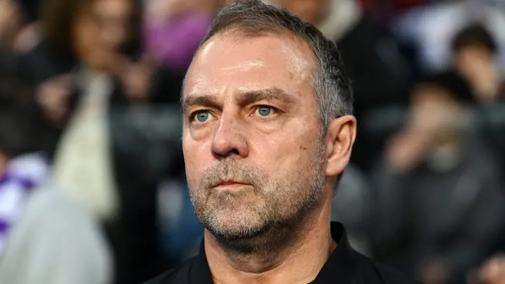 Hansi Flick de jaqueta preta