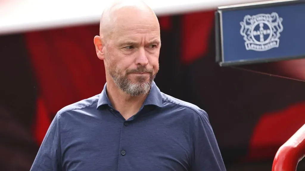 Ten Hag veste uma camisa de botões azul e apresenta uma fisionomia de preocupação. Foto: Christof Koepsel/Getty Images