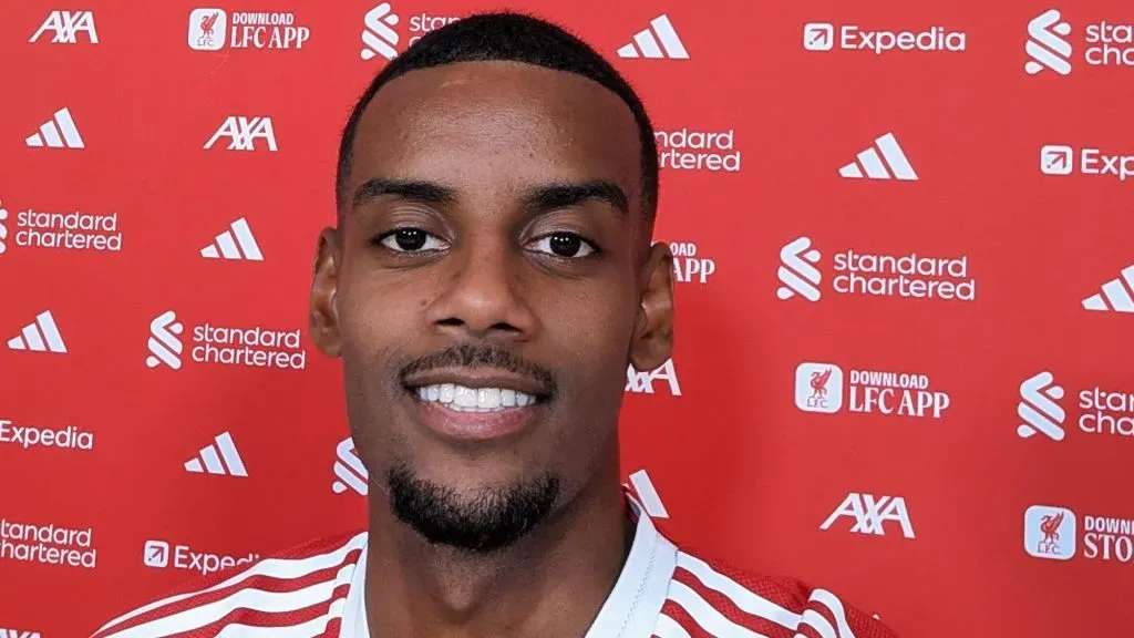 Alexander Isak já se apresentou no CT dos Reds (Foto: Divulgação- Liverpool)