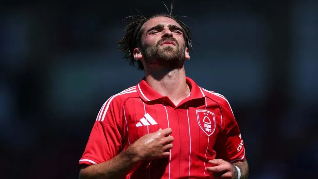 Jota Silva com a camisa vermelha do Nottingham Forest em partida. A expressão de cansaço. Foto: Marc Atkins/Getty Images