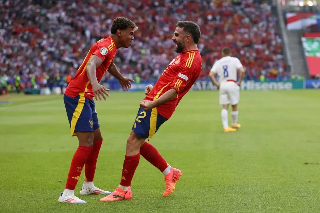 Carvajal e Lamine Yamal pela Seleção Espanhola. (Photo by Julian Finney/Getty Images)