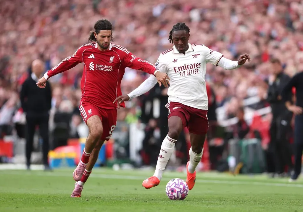 Szoboszlai contra Eze em Liverpool X Arsenal. (Photo by Alex Pantling/Getty Images)