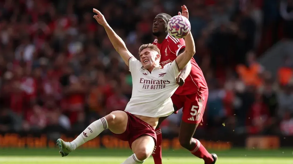 Gyökeres sendo marcado por Konaté. Foto: Alex Pantling/Getty Images