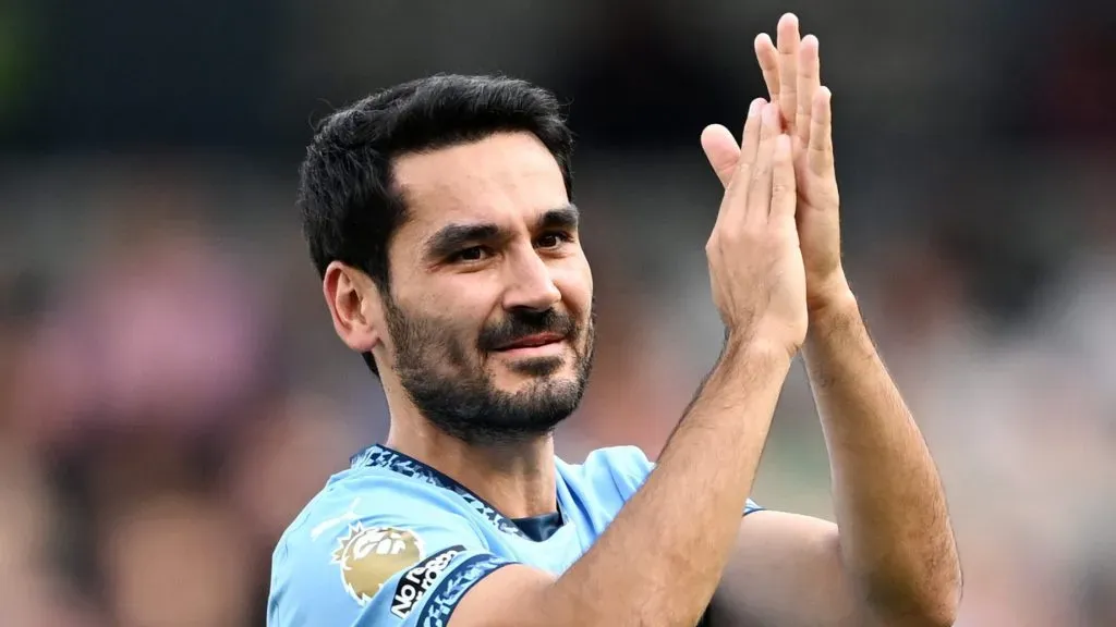 Gündogan com a camisa azul em campo